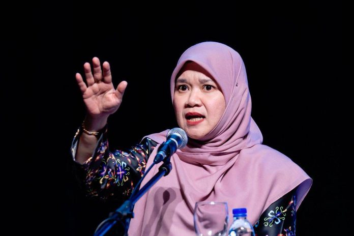 Fadhlina Sidek buat laporan polis isu fitnah kaitan pengetua SMKA Fadhlina Sidek buat laporan polis isu fitnah kaitan pengetua SMKA
