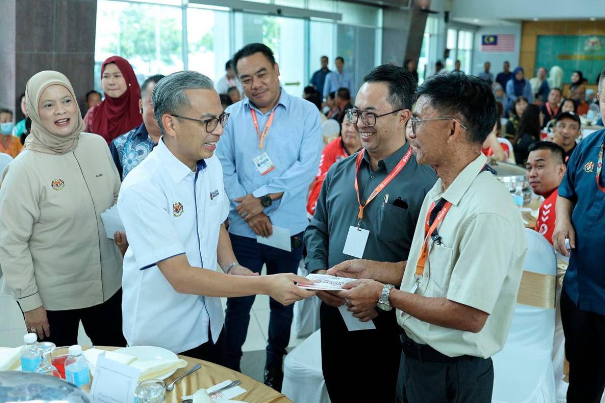 Fahmi Fadzil visits Sabah to provide aid to disaster-hit community Fahmi Fadzil visits Sabah to provide aid to disaster-hit community