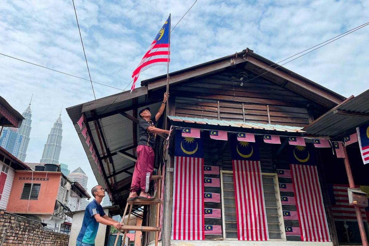 Fahmi urges Malaysians to fly Jalur Gemilang year-round for national pride Fahmi urges Malaysians to fly Jalur Gemilang year-round for national pride