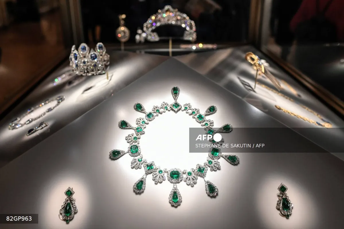 Five new suspects arrested over Louvre museum jewellery heist