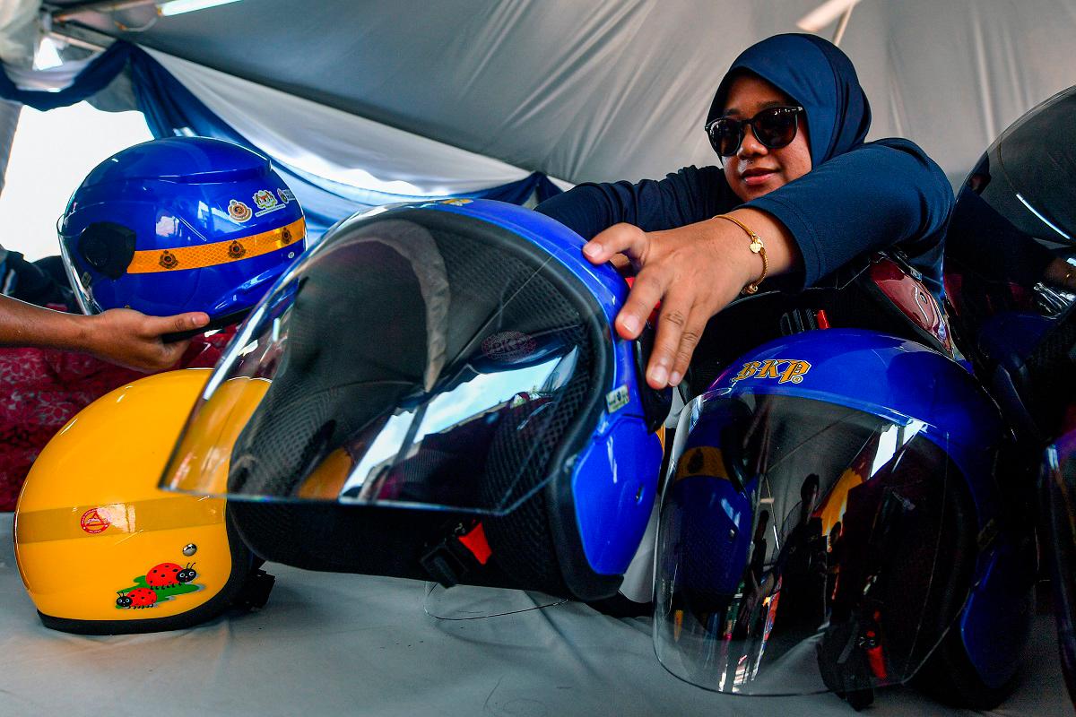 Free engine oil and helmet exchange draw crowds at Kedah PMR