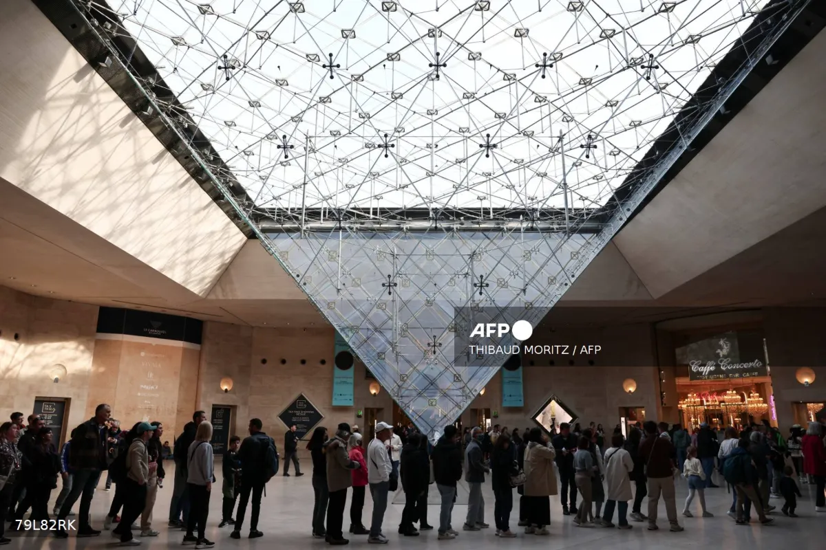 French investigators analyse DNA samples after Louvre jewel heist French investigators analyse DNA samples after Louvre jewel heist
