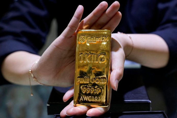 Gold heads for eighth weekly gain on strong safe-haven demand