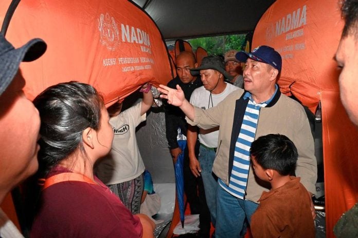 Hajiji tinjau mangsa banjir dan tanah runtuh di pusat pemindahan sementara
