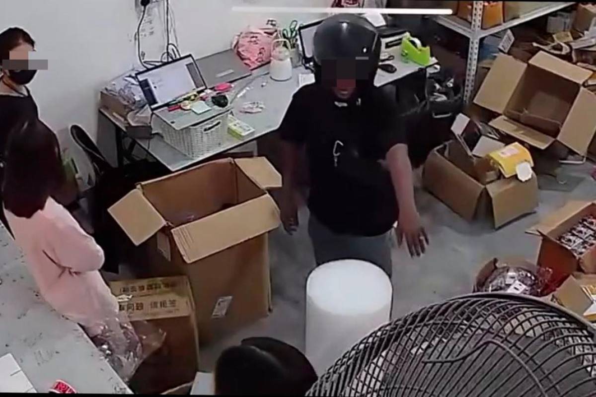 Helmeted man caught on video harassing women in Bayan Lepas shop, sparks outrage and safety concerns Helmeted man caught on video harassing women in Bayan Lepas shop, sparks outrage and safety concerns