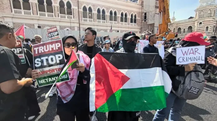 Hundreds_rally_in_Kuala_Lumpur_as_Trump_arrives_for_Asean_Summit
