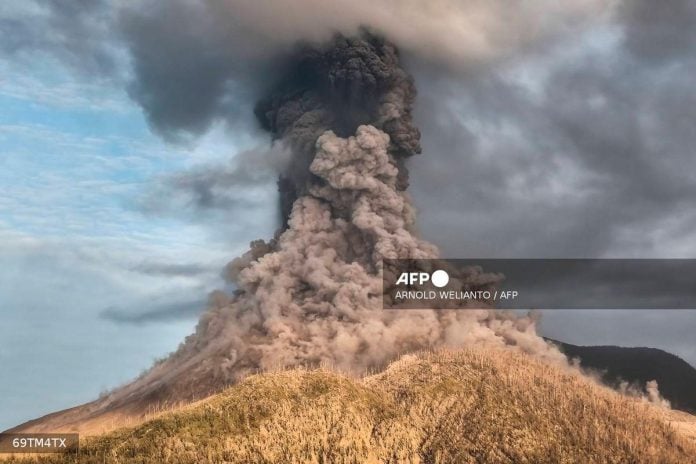 Indonesia’s Mount Lewotobi Laki-laki erupts, spewing ash 10 km into the sky Indonesia’s Mount Lewotobi Laki-laki erupts, spewing ash 10 km into the sky
