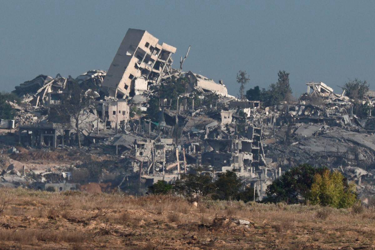 Israeli strikes kill 31 people in Gaza City, medics say, as tanks advance Israeli strikes kill 31 people in Gaza City, medics say, as tanks advance
