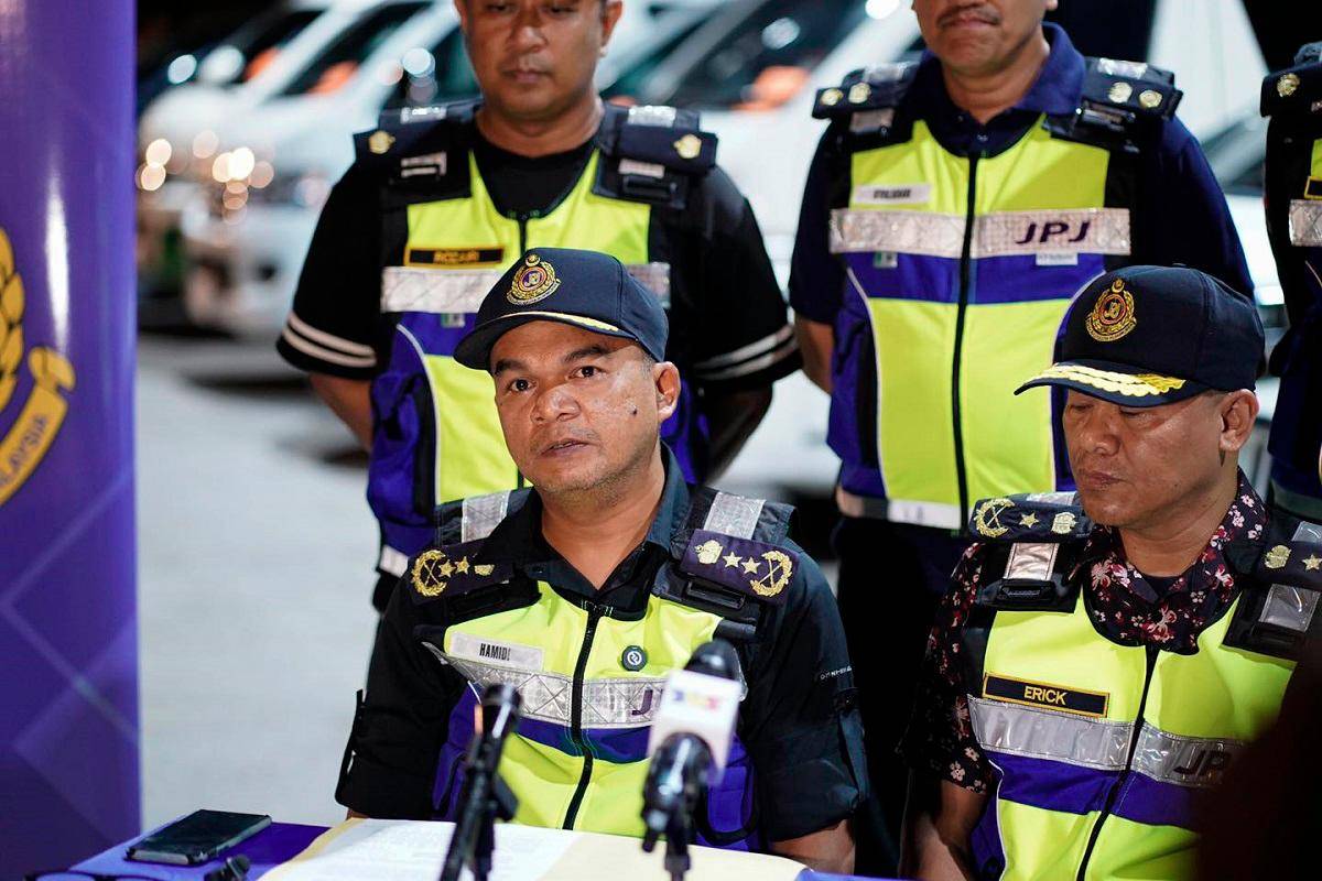 JPJ tahan 10 prebet sapu bawa pelancong asing di Kuala Lumpur JPJ tahan 10 prebet sapu bawa pelancong asing di Kuala Lumpur