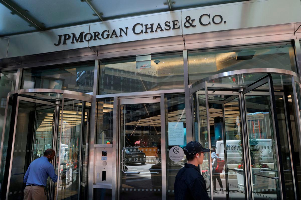 JPMorgan and Goldman Sachs maintain China presence amid US tensions