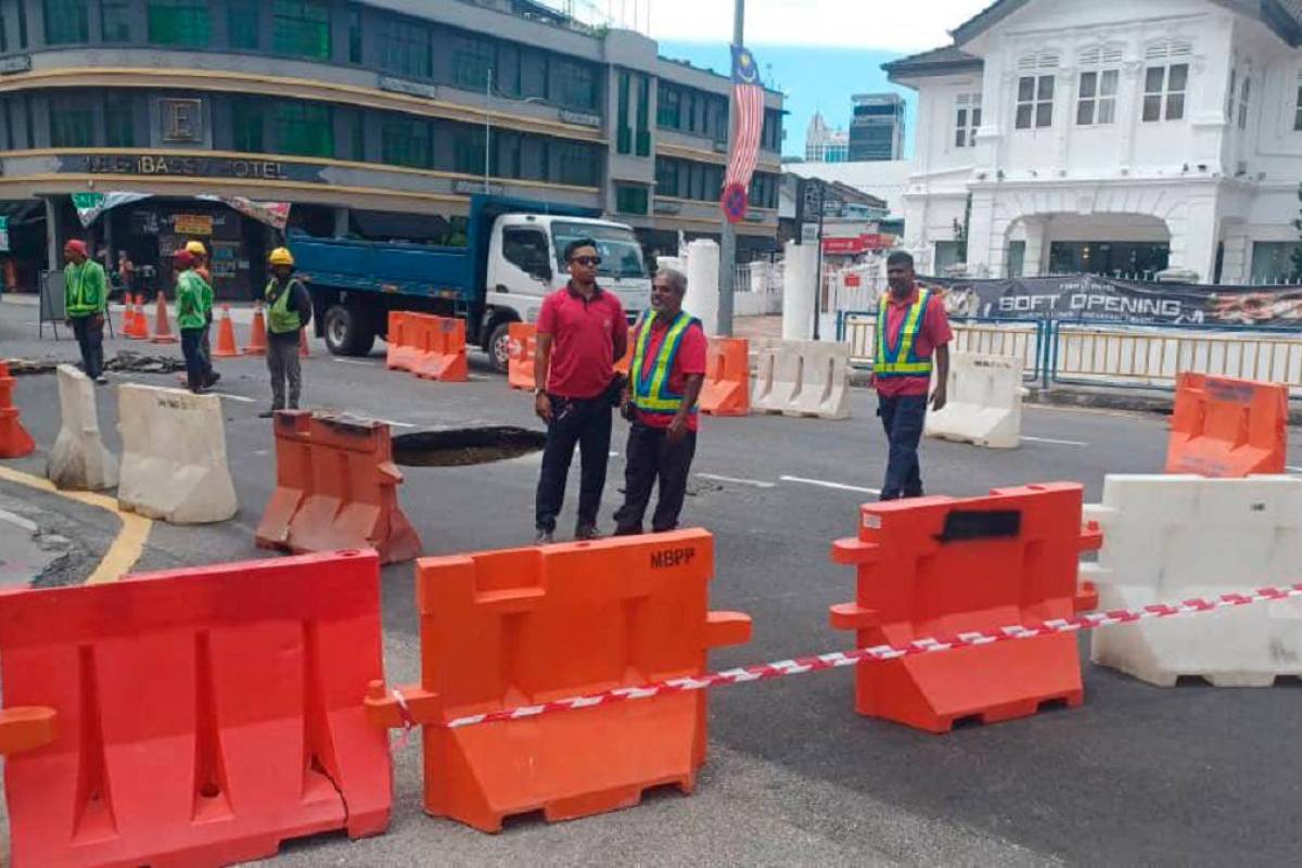 Jalan Burma cordoned off for urgent sinkhole repairs in George Town Jalan Burma cordoned off for urgent sinkhole repairs in George Town