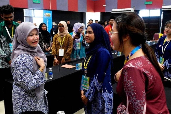 KPM teliti cadangan tempatkan polis bantuan di sekolah