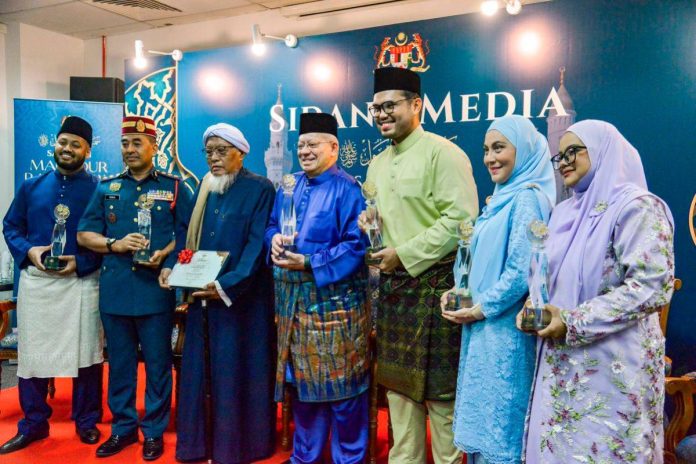 Khairul Aming and Angeline Tan receive National Maulidur Rasul 2025 awards
