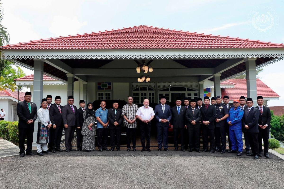 King attends Segamat earthquake briefing King attends Segamat earthquake briefing