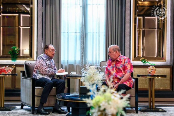 King grants PM Anwar audience for briefing on current national issues King grants PM Anwar audience for briefing on current national issues