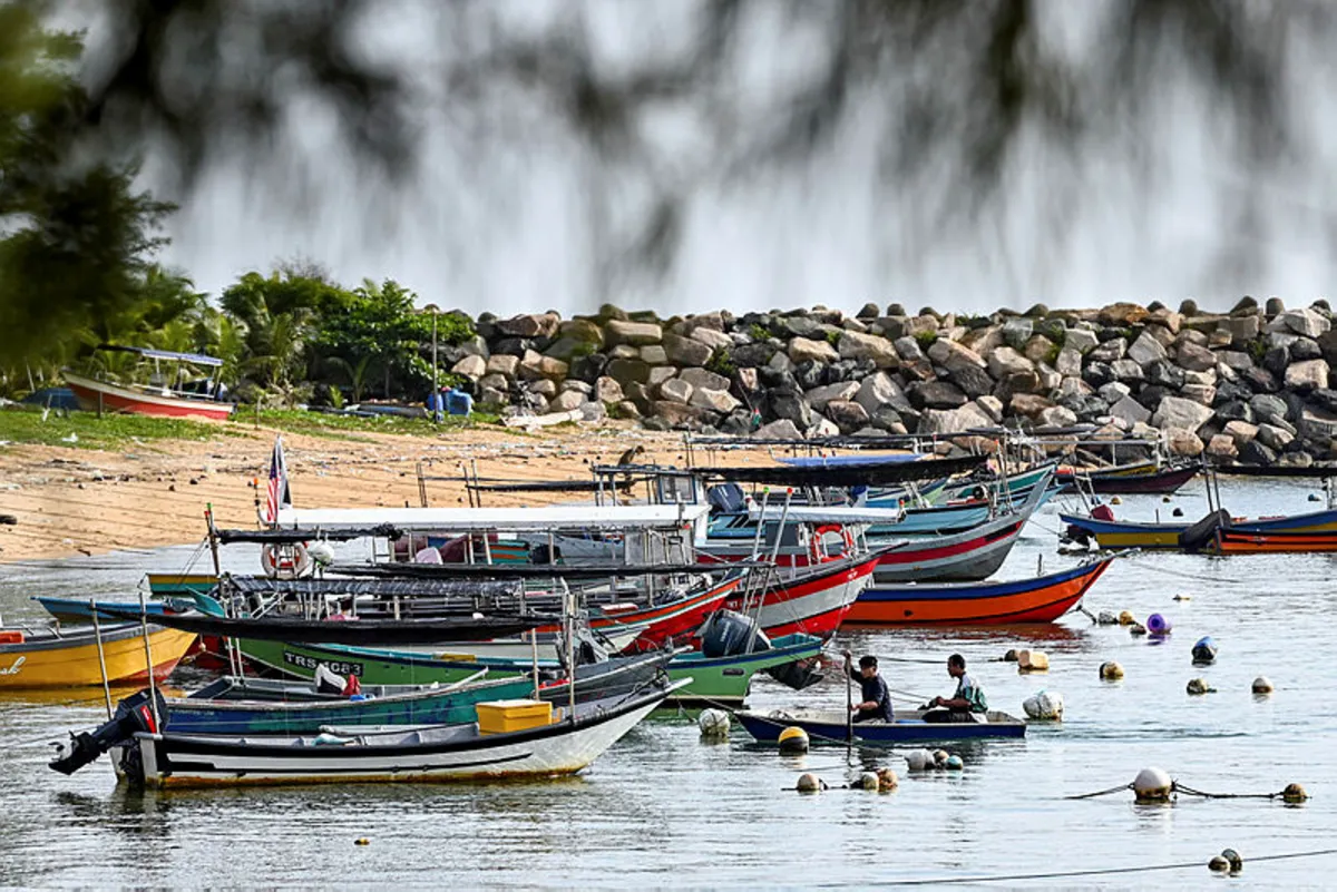 Lebih 100 nelayan terjejas akibat tumpahan minyak sawit di Johor