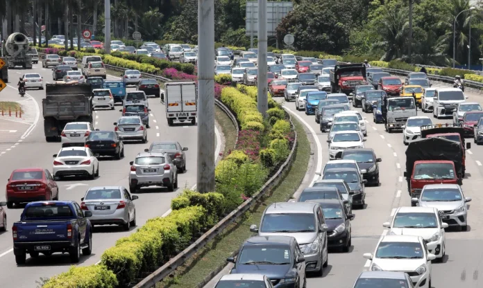 Lorry_skids_blocks_PLUS_highway_causing_6km_traffic_gridlock Lorry skids blocks PLUS highway causing 6km traffic gridlock