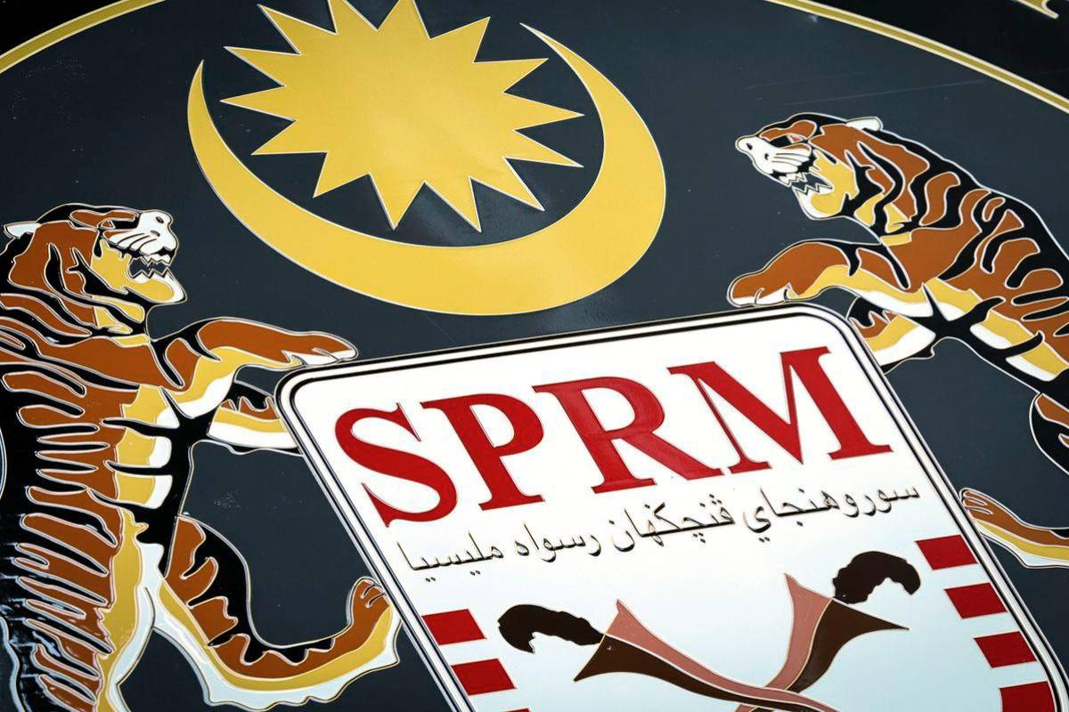 MACC detains three immigration officers in bribery syndicate probe MACC detains three immigration officers in bribery syndicate probe
