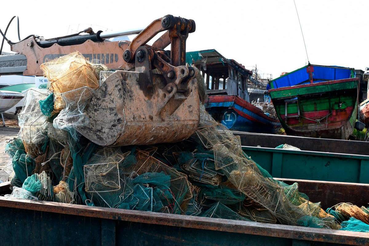 MMEA detains fibre boat crew, seizes 48 banned ‘bubu naga’ traps MMEA detains fibre boat crew, seizes 48 banned ‘bubu naga’ traps