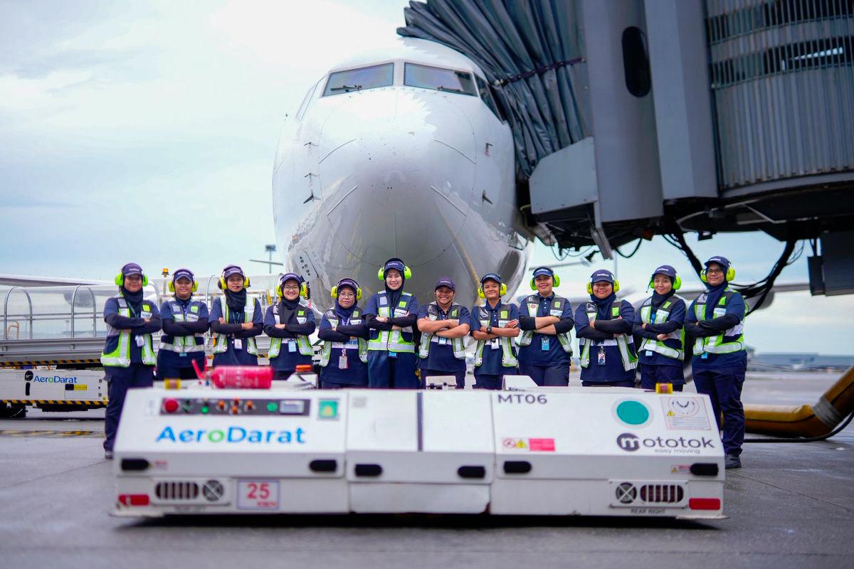 Malaysia Airlines makes history with all-women flight crew Malaysia Airlines makes history with all-women flight crew