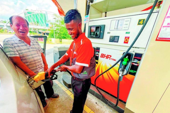 Malaysians to pay less for RON95 by month-end