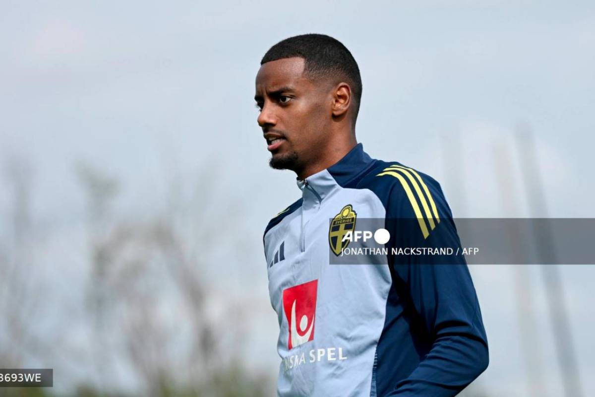 Manchester derby offers chance to salve wounds as Isak prepares for debut Manchester derby offers chance to salve wounds as Isak prepares for debut
