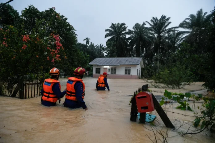 Mangsa banjir di tiga negeri meningkat kepada 5,806 orang Mangsa banjir di tiga negeri meningkat kepada 5,806 orang