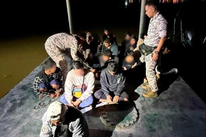Maritim Malaysia tahan bot pancung bawa 20 pendatang asing di Tanjung Kling