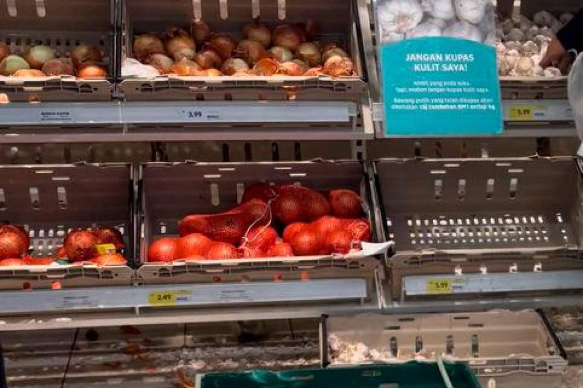 M’sian calls out shoppers in Kuantan grocery store for peeling garlic, leaving skins on the floor M’sian calls out shoppers in Kuantan grocery store for peeling garlic, leaving skins on the floor