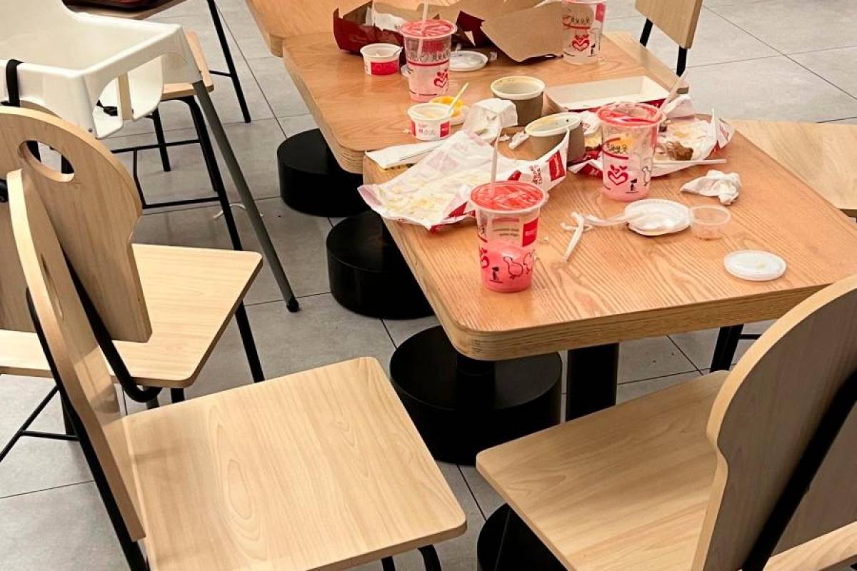 M’sian doctor says customers don’t have to clear tables at fast food eateries, receives backlash M’sian doctor says customers don’t have to clear tables at fast food eateries, receives backlash