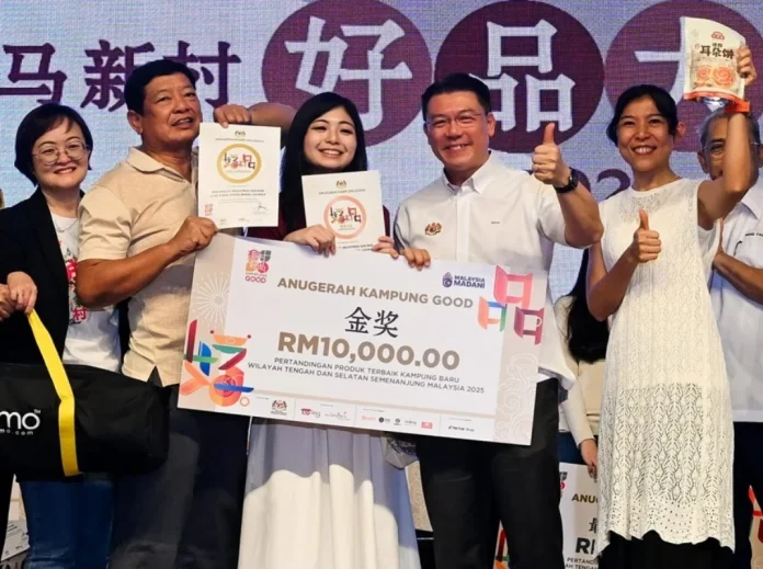 Ng__fifth_from_left__with_champion_of_the_New_Village_Good_Products_Competition_2025__PMN_Biscuit_Industries_Sdn_Bhd__The_prize_was_presented_by_Nga__fourth_from_left__ Ng with champion of the New Village Good Products Competition 2025, PMN Biscuit Industries Sdn Bhd. The prize was presented by Nga.