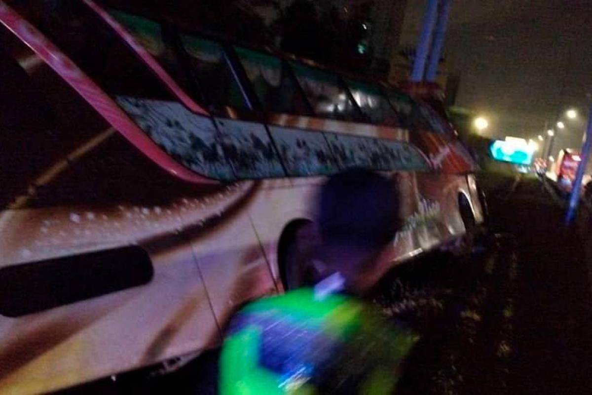 One dead and 18 injured in express bus crash on North-South Highway