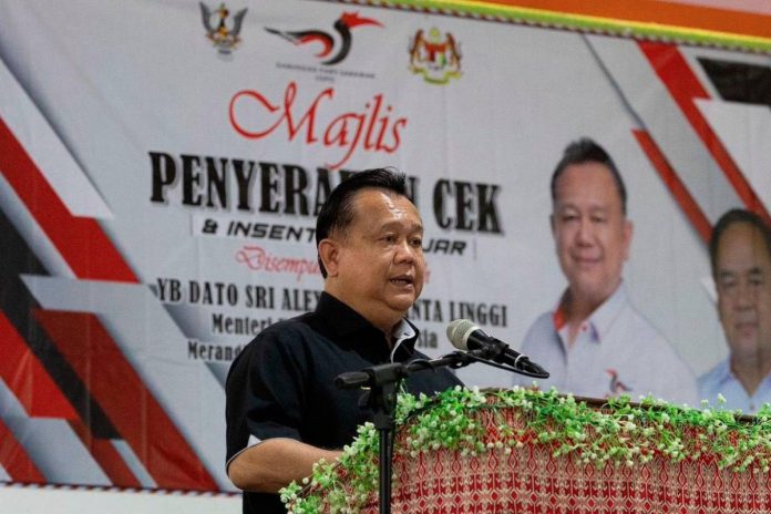 Over RM700,000 channelled to Kapit JKKK, associations and students