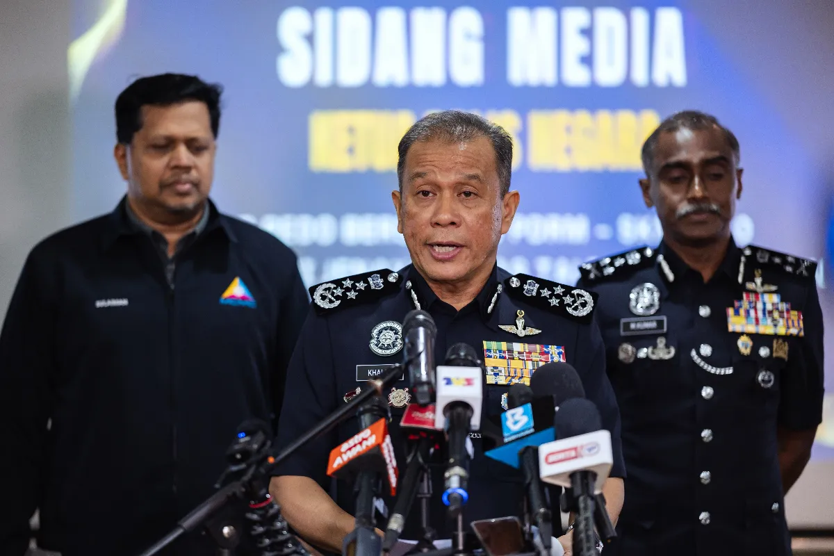 Inspector-General of Police Datuk Seri Mohd Khalid Ismail (second, right) speaks at a press conference on Op Pedo Bersepadu PDRM-SKMM 2.0 at Tower 2, Bukit Aman, today. - BERNAMAPIX