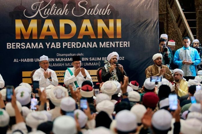 PM Anwar Attends Madani Subuh Lecture with 10,000 Congregants