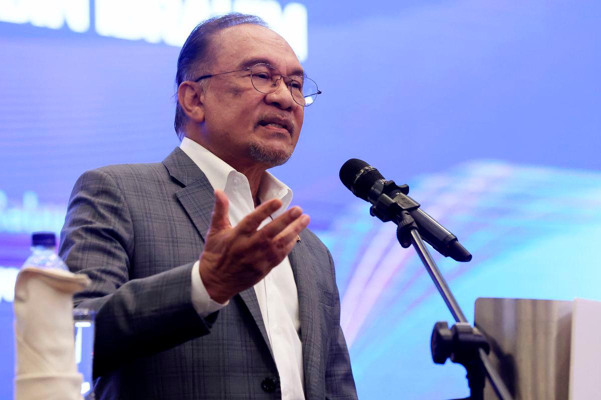 PM Anwar condemns attack on Dang Wangi police chief, orders probe