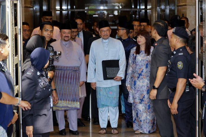 PM Anwar heads to Putrajaya to table Budget 2026