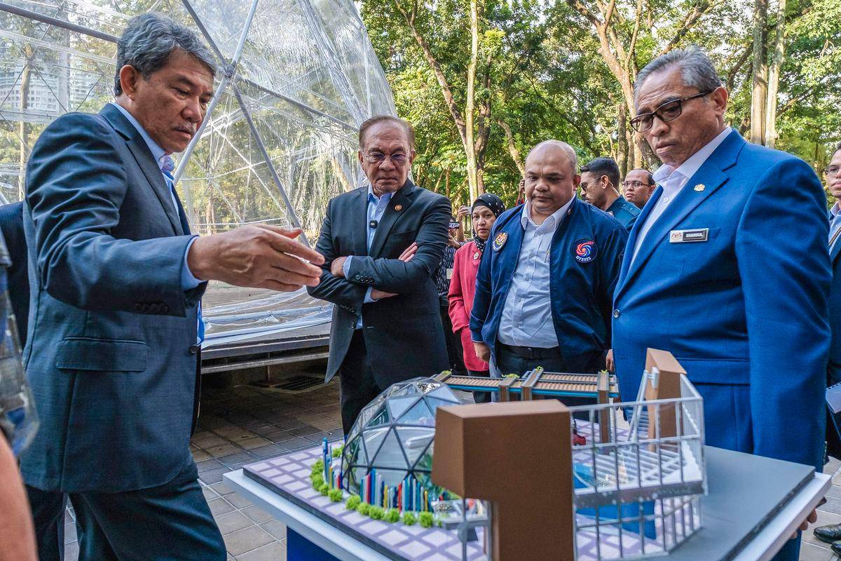 PM Anwar inspects preparations for 47th ASEAN Summit at KLCC PM Anwar inspects preparations for 47th ASEAN Summit at KLCC