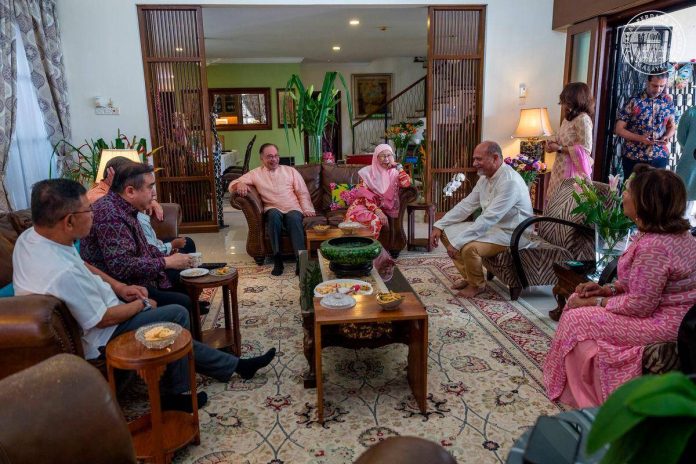 PM Anwar kunjungi kediaman Gobind Singh Deo sempena Deepavali PM Anwar kunjungi kediaman Gobind Singh Deo sempena Deepavali