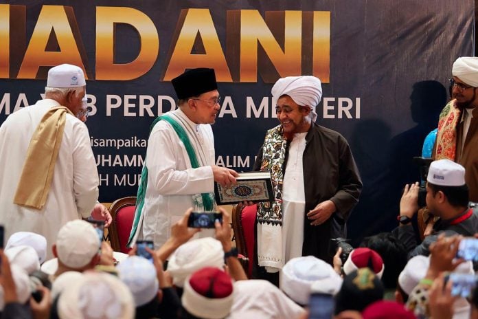 PM Anwar sampaikan Mushaf Tarim kepada Al-Habib Umar Hafez PM Anwar sampaikan Mushaf Tarim kepada Al-Habib Umar Hafez