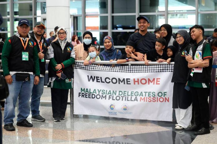 PM Anwar sumbang telefon bimbit baharu kepada sembilan aktivis FFC x TMTG