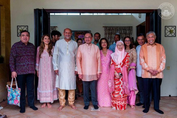 PM Anwar visits Gobind Singh Deo for Deepavali, promotes unity PM Anwar visits Gobind Singh Deo for Deepavali, promotes unity