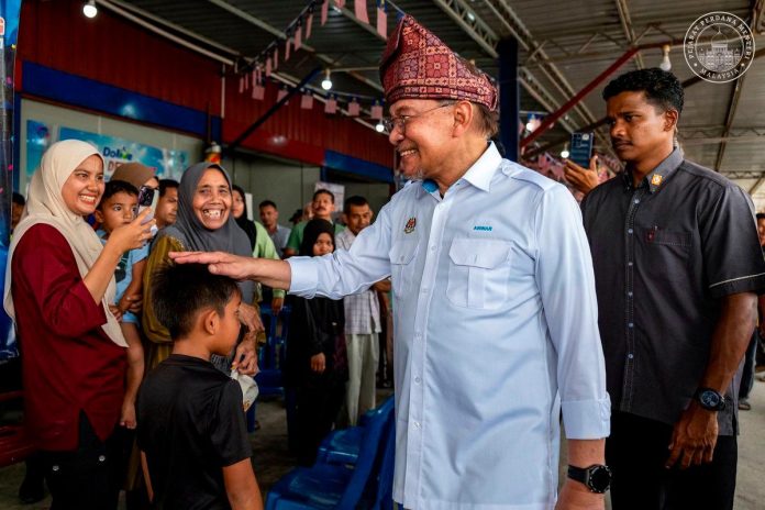 PM hulur sumbangan kepada veteran ATM Mohd Rawi yang hidap penyakit saraf