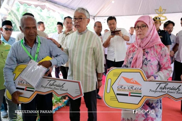Pahang Sultan hands keys to 50 Ru’RASA home recipients in Kuantan