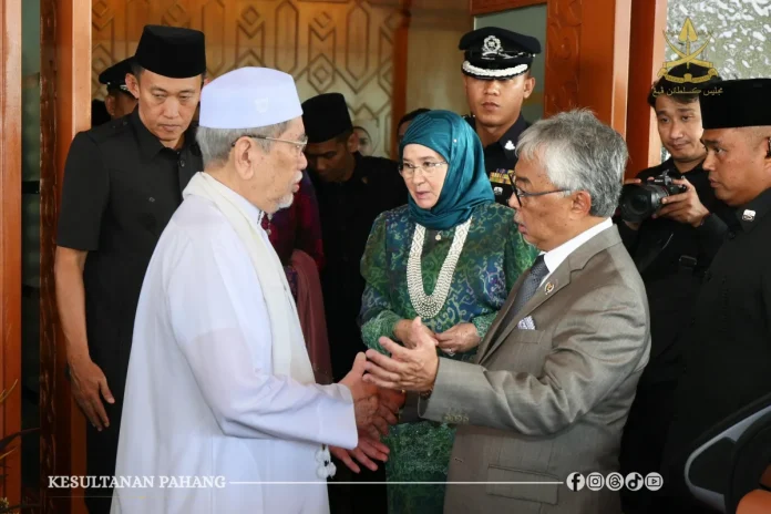 Pahang_Sultan_and_Tengku_Ampuan_begin_four-day_official_visit_to_Sarawak