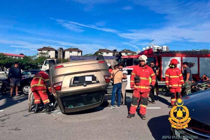 Pemandu tersepit selepas kereta terbabis dan terbalik di Butterworth