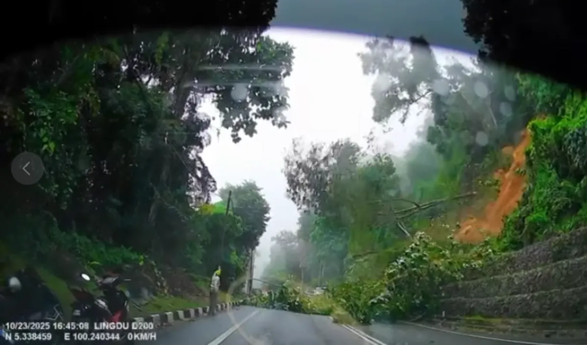 Penang Jalan Tun Sardon landslide Jalan Tun Sardon landslide: Cleanup underway, technical probe to follow