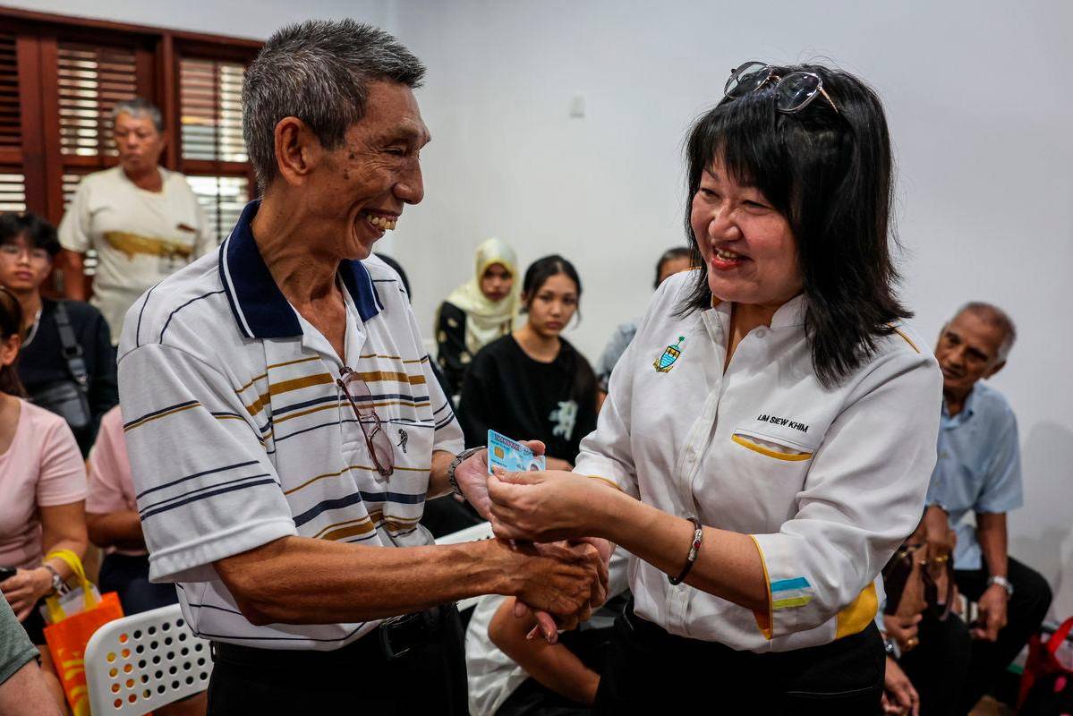 Penang octogenarian receives Malaysian citizenship after nearly 70 years