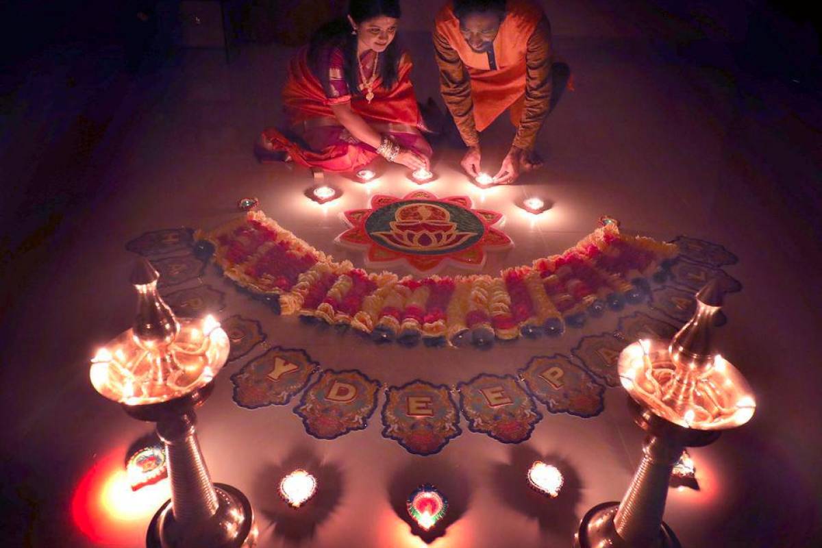 Penganut Hindu sambut Deepavali dengan mandi minyak dan cahaya Penganut Hindu sambut Deepavali dengan mandi minyak dan cahaya