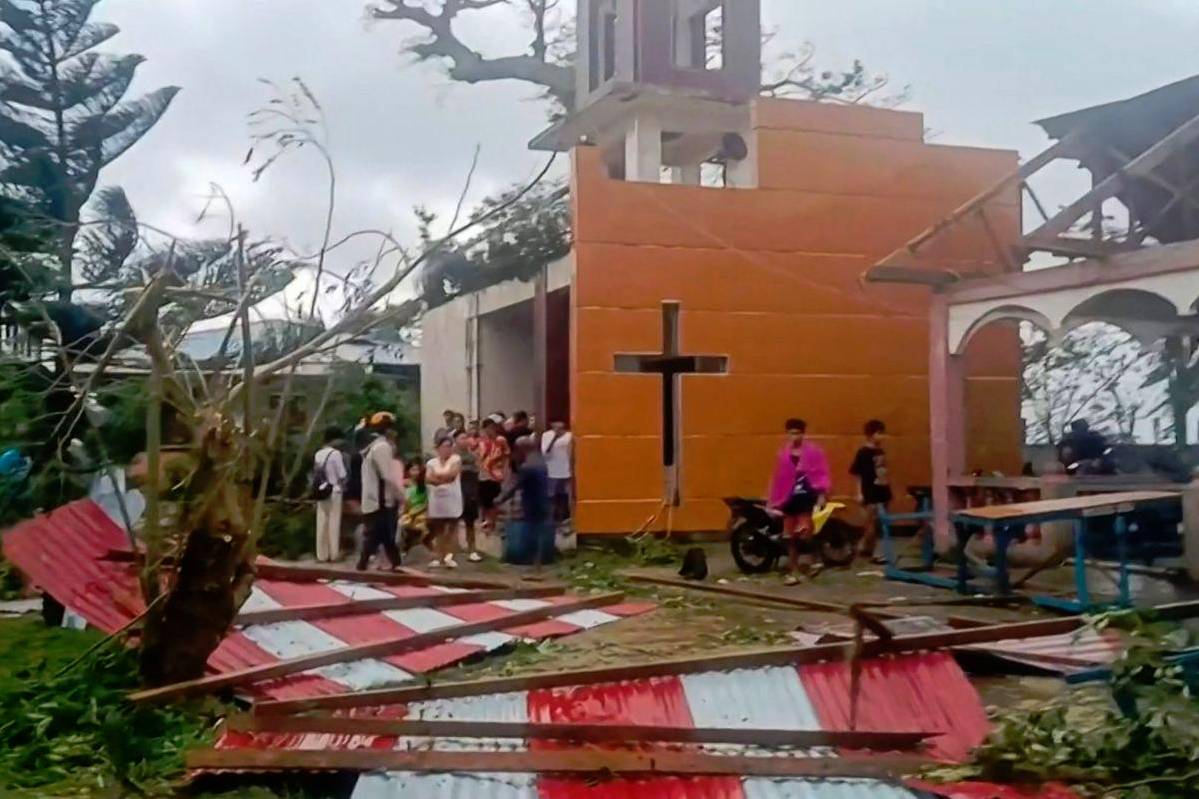 Philippines evacuates 400,000 as severe tropical storm Bualoi hits Philippines evacuates 400,000 as severe tropical storm Bualoi hits